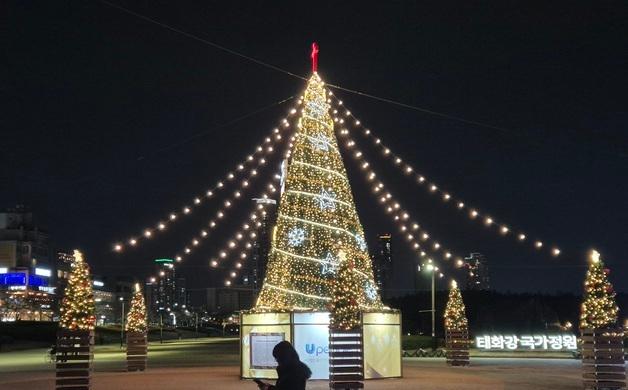 "패딩 대신 가벼운 옷차림으로 산책"… '따뜻한 연말' 태화강 국가정원