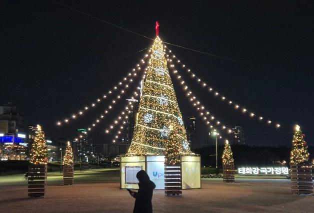 "패딩 대신 가벼운 옷차림으로 산책"… '따뜻한 연말' 태화강 국가정원