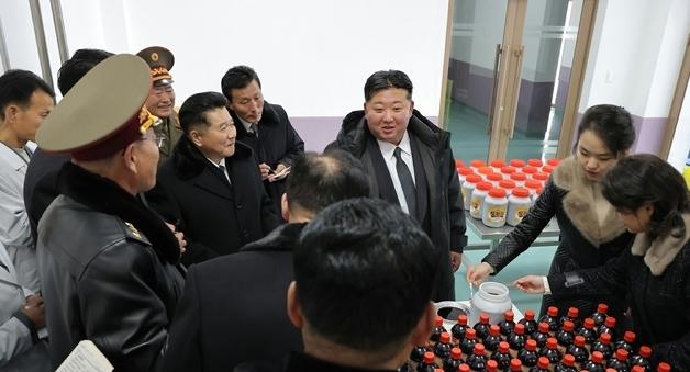 김정은, 신포시 지방공업공장 준공식 참석…딸 주애도 동행