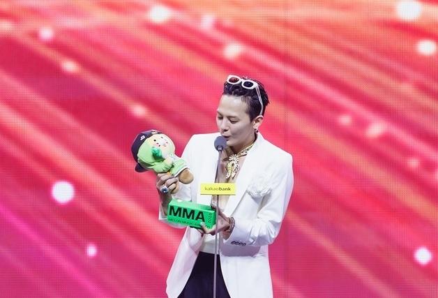 지드래곤, 'MMA2025' 7관왕 쾌거…신인상은 올데프·하츠투하츠