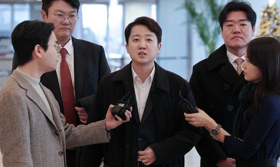 '공천개입 의혹' 이준석 특검 출석…"尹 공범 엮으려는 무리한 시도"