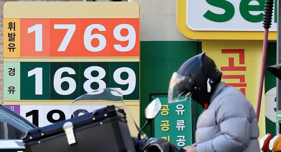 유류세 인하 2월까지 연장…L당 휘발유 57원·경유 58원↓