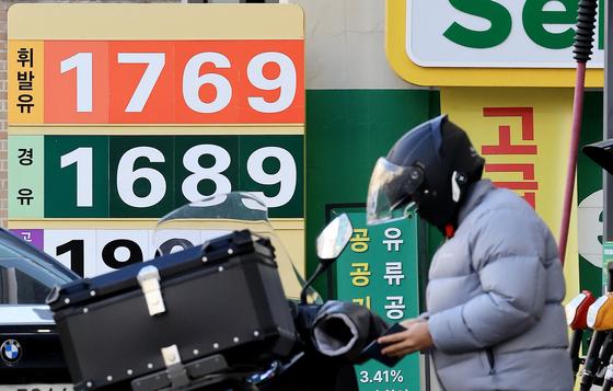 유류세 인하 2월까지 연장…L당 휘발유 57원·경유 58원↓