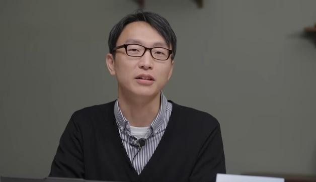 정희원 스토킹 혐의 피고소 연구원, 강제추행 혐의 맞고소