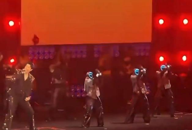 "사람인 줄" 백댄서 中로봇의 현란한 춤사위…머스크도 "인상적"