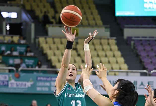 하나은행, 우리은행 5연승 저지…김정은 최다 601경기 출전新