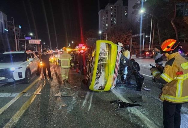 원주서 환자 싣고 이동 하던 구급차 차량 '사고'…5명 병원 이송