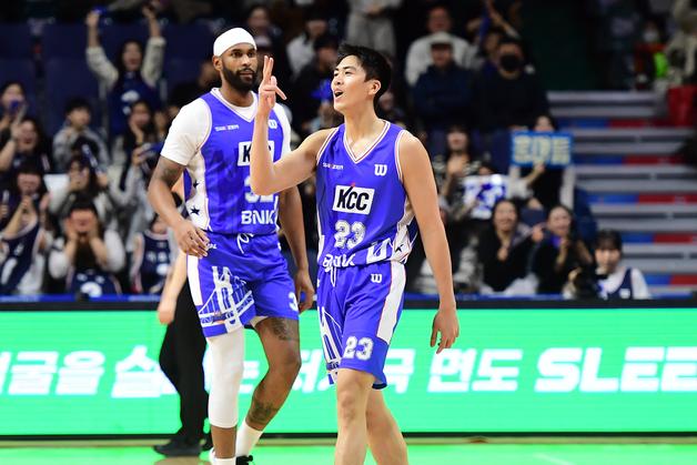 거침없는 KCC, KT 잡고 6연승 질주…공동 2위 도약