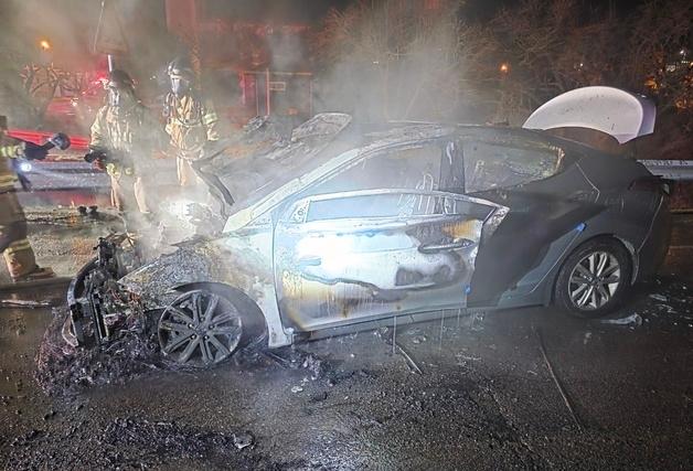 청도서 국도 달리던 승용차에 불…차량 전소