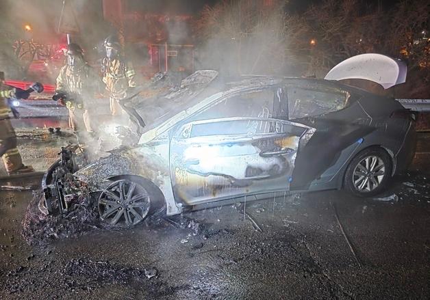 청도서 국도 달리던 승용차에 불…차량 전소