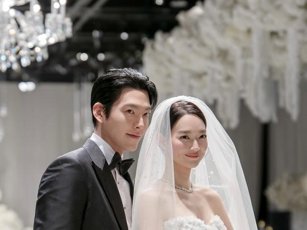 신민아♥김우빈, 3억원 기부·4200만원 드레스…톱스타의 결혼식