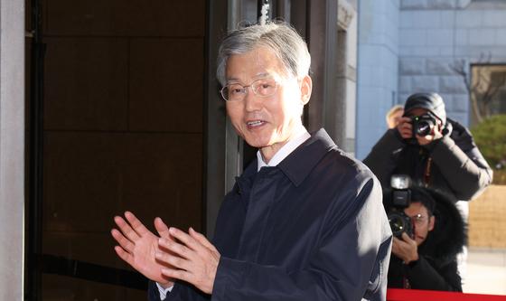 취재진 질문에 답변하는 조희대 대법원장