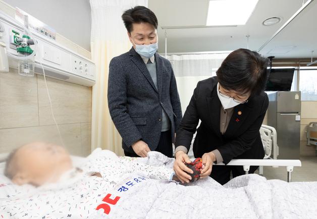 요양병원 중증환자부터 간병비 급여화…4인실에 간병인 1명 배치