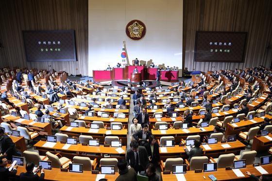 내란재판부법 與 주도 본회의 통과…위헌 우려에 '거듭 수정'