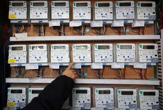 한전, 영업익 13.5조 '사상최대'…연료비 안정 속 요금체계 시험대(종합)