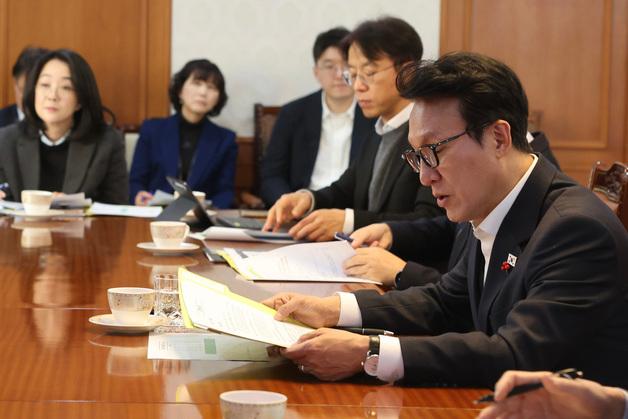 金총리 "응급실 뺑뺑이, 대안찾기 쉽지 않아…더 끌긴 어려운 시점"