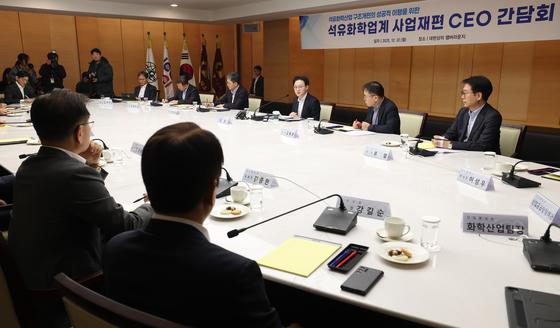 롯데케미칼, 'HD현대케미칼 합병' 대산 임직원에 기본급 5배 위로금