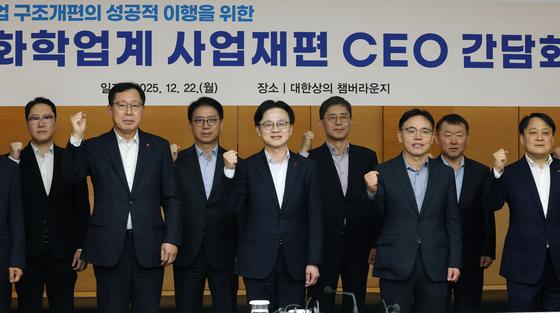 김정관 "석화 최대 370만톤 감축 가능"…전기료 지원 요청(종합)