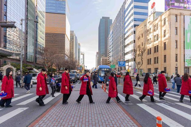 "광화문 거리에 선 모델 행렬"…파리바게뜨, 베리밤 런웨이 행사