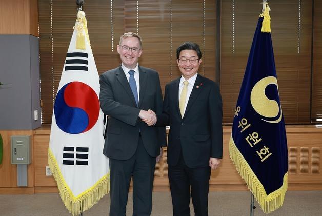 이억원 금융위원장, 주한 영국대사 면담…"경제 불확실성 대비"