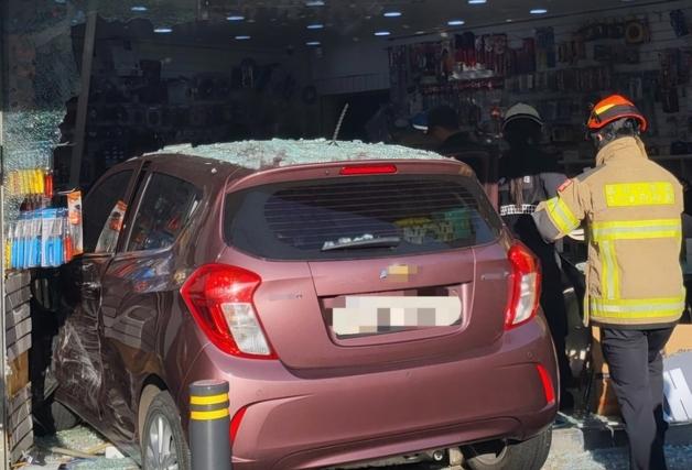 부천 사거리서 승용차 충돌 후 철물점 돌진…부상 1명