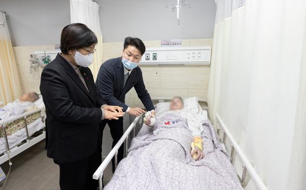 [르포] 낙상 없도록 온돌…2시간마다 환기, 매일 존엄케어 고민