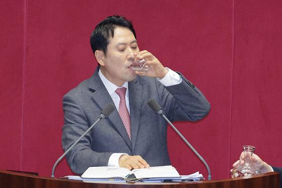 장동혁, 내란재판부법 필버 7시간째…송언석 "힘 모아달라"