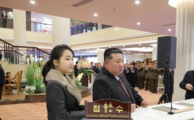 김정은 연말 행보에 계속 동행하는 주애…후계자 구도 '굳히기'