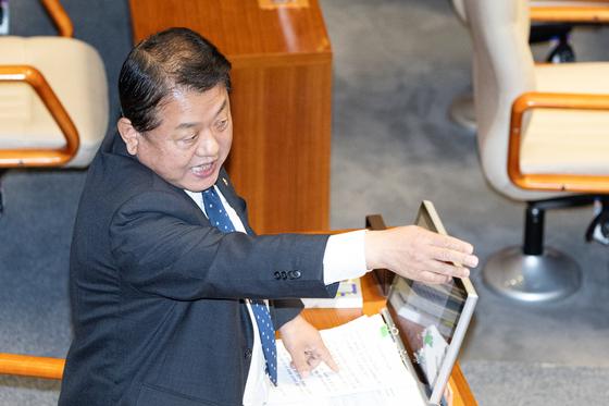 장동혁 '필버 24시'…항의하는 김병주·잠깐 잠든 정성호, 의장은 화장실로