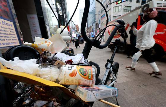 명동·홍대·종로 '쓰레기' 몰리는 핫플…청소 인력도 몰아준다