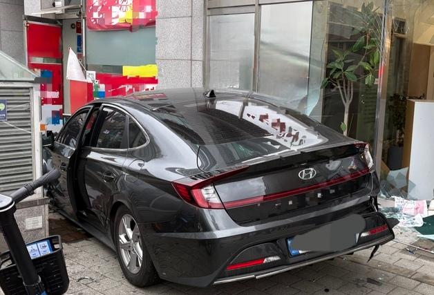 용인 성복역 인근 상가로 80대 몰던 차량 돌진…1명 경상