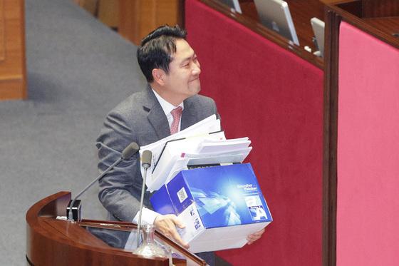 장동혁 24시간 필버, 세계 신기록 18분 남겨놓고 與 강제 종료