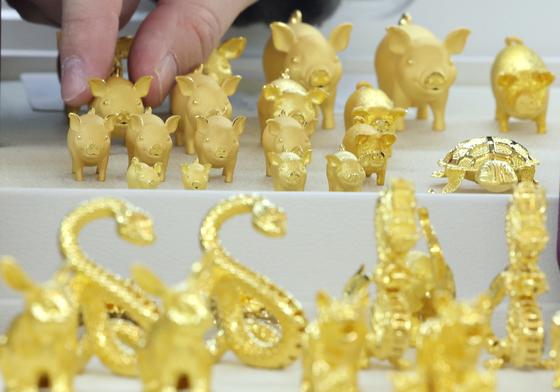 금값 4400달러 넘으며 또 최고치…금ETN, 동반 강세[핫종목]