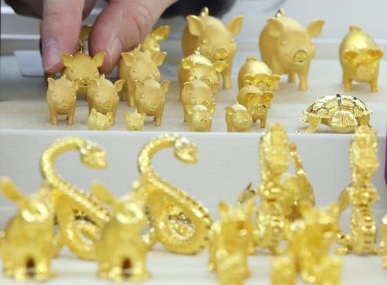 금값 사상 첫 4500달러 돌파…베네수 위기·美금리인하 기대감