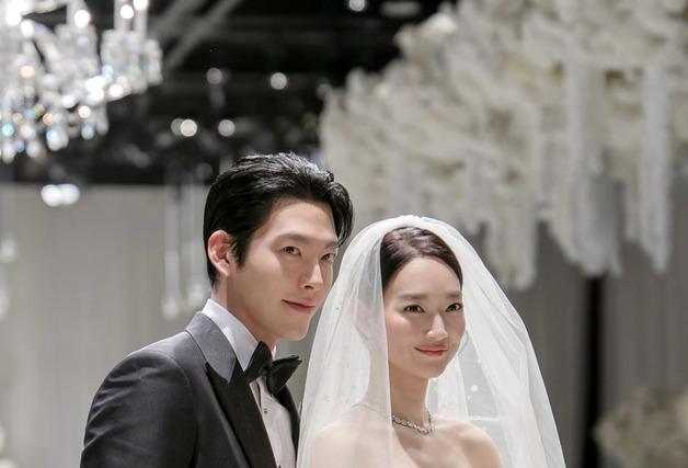 법륜스님 주례사 화제…"신민아, ♥김우빈 투병 당시 공양미 머리에 이고 기도"
