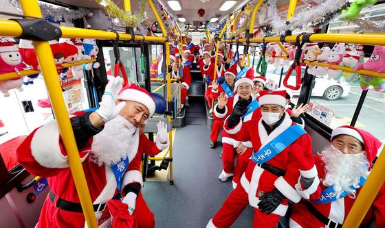 산타로 변신한 시내버스 기사