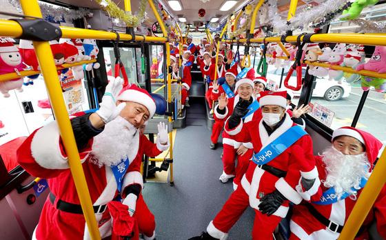 [뉴스1 PICK] “메리 크리스마스!” 대구 산타버스 등장! 연말 시민 감사 행사