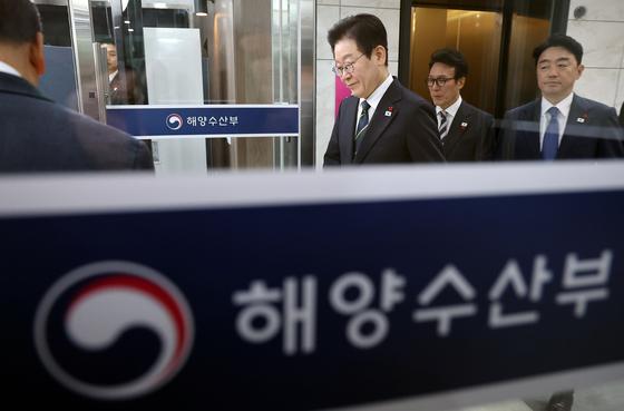 李, 업무보고 마지막 날 "6개월 후 다시"…예고편 냈다