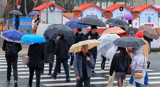 "출근길 우산·마스크 챙기세요"…오전까지 지역따라 '눈·비'
