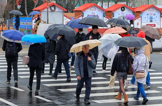 성탄 이브 출근길엔 겨울비 그칠 듯…흐린 하늘 속 밤에 찬공기 습격(종합)