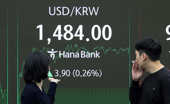 환율 또 3.5원 올라 1483.6원 마감…연고점에 0.5원 차이