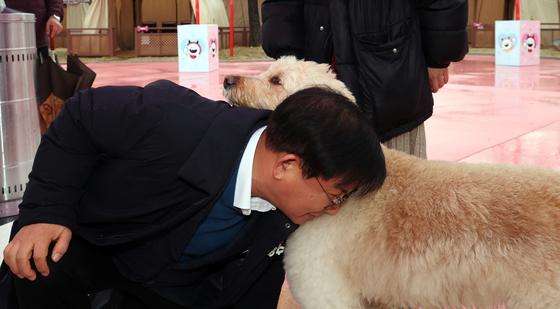 "외로움 견디게 하고 행복감 주는 반려동물…소중하게 생각해야"