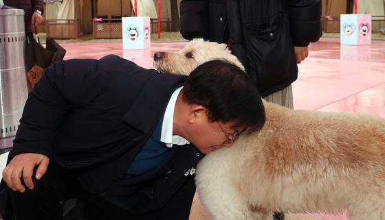 "외로움 견디게 하고 행복감 주는 반려동물…소중하게 생각해야"