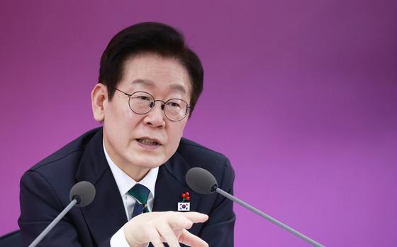 李대통령 "불법조업 中어선, 돈 엄청 뺏기고 구류 확실히 인지시켜야"