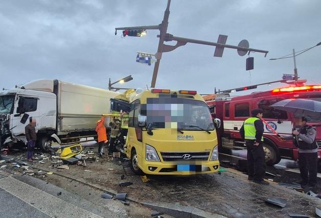 김제 교차로서 어린이 통학차량-화물차 '쾅'…1명 중상