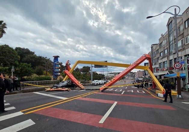 제주서 윙바디 트럭 적재함 덮개, 아케이드와 충돌사고