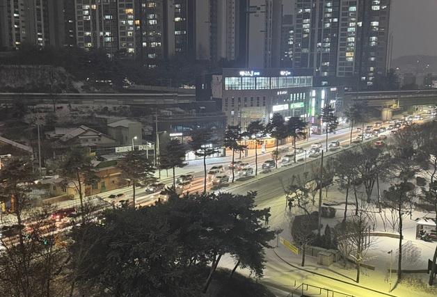 '6.1㎝ 눈'에 마비된 춘천 도심…강원 대설특보 모두 해제(종합)