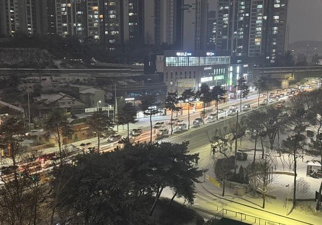 '6.1㎝ 눈'에 마비된 춘천 도심…강원 대설특보 모두 해제(종합)