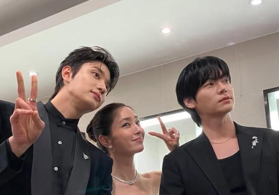 이민정, 센터 여신 등극…안재현·김재원과 시상식 인증사진