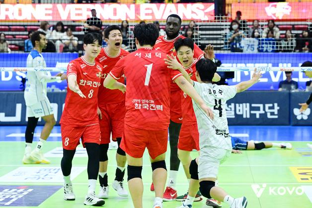 '베논 35점' 한전, 풀세트 끝 신승…'고준용 체제' 삼성화재 11연패(종합)